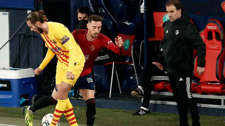 El entrenador de Osasuna, Jagoba Arrasate (d), observa un lance del juego durante el partido de Liga en Primera División ante el FC Barcelona que disputan esta noche en el estadio de El Sadar, en Pamplona. EFE/Jesús Diges