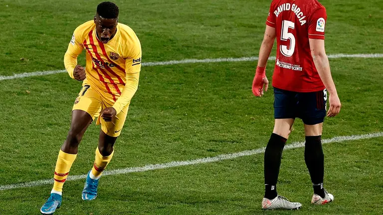 El centrocampista del FC Barcelona Moriba Kourouma (i) celebra tras marcar el segundo gol ante Osasuna, durante el partido de Liga en Primera División que disputan esta noche en el estadio de El Sadar, en Pamplona. EFE/Jesús Diges
