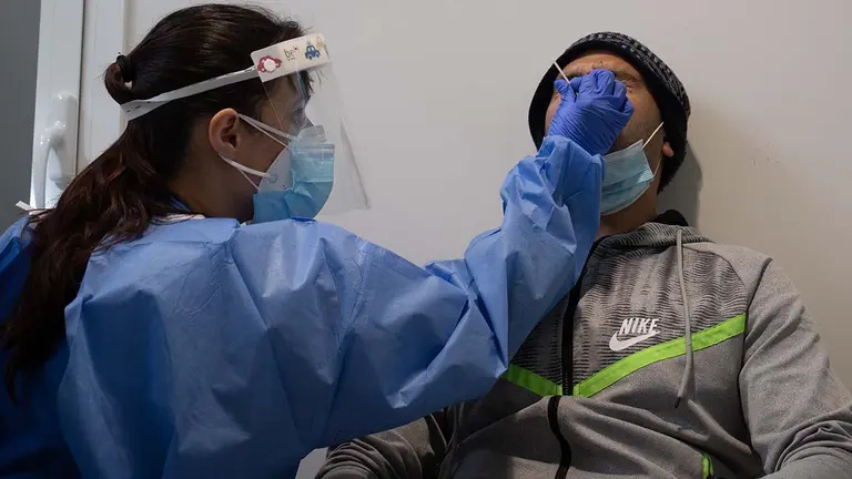 Un hombre se somete a una prueba PCR. David Zorrakino / Europa Press