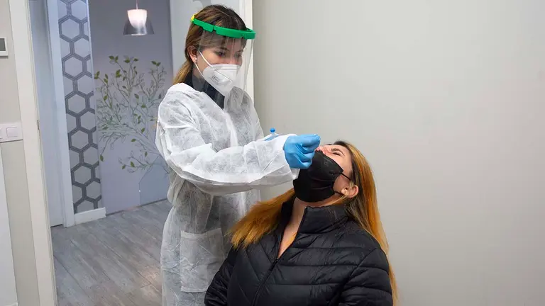 Una trabajadora sanitaria realiza un test de antígenos. Alberto Ortega / Europa Press
