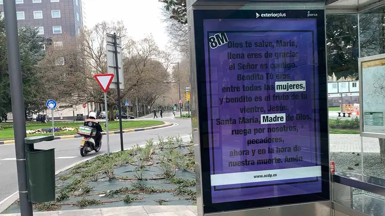 Mensaje de una asociación católica colocado en una marquesina de villavesa de Pamplona con motivo del 8-M.