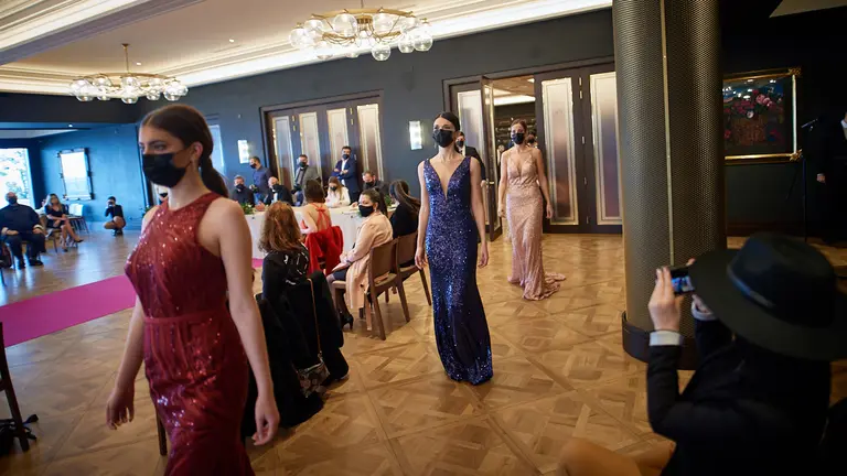 Las candidatas a Miss Navarra 2021 acceden al salón para la decision final. MIGUEL OSÉS