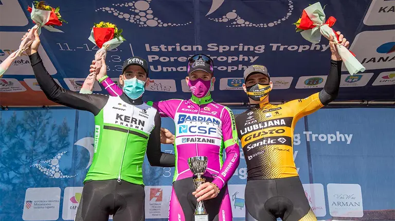 El navarro Enrique Sanz en el podium con el maillot del equipo Kern Pharma. Cedida.