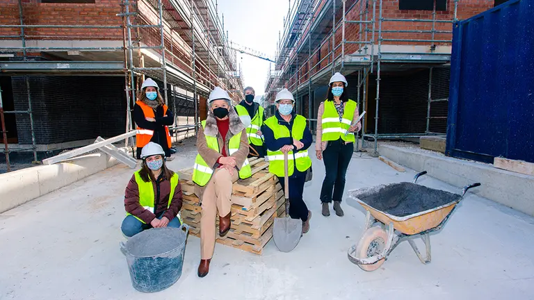 En primera fila (de izda a derecha): Nadia Goñi, Blanca Iturria, Felipa Fernández e Idoia Zabalza. Por su parte, las dos personas que aparecen por detrás son: Miriam Larumbe (izquieda) y Erkuden Mazkiaran (centro). VÍCTOR RUIZ