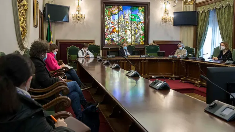 El alcalde de Pamplona, Enrique Maya, se ha reunido con asociaciones de comerciantes de Pamplona. AYUNTAMIENTO DE PAMPLONA