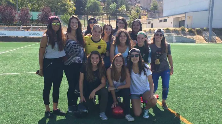 Inés de Pablo, junto a su grupo de amigas de Pamplona. CEDIDA