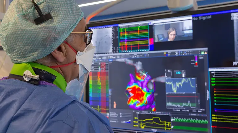 El Dr. García Bolao, director de Cardiología y Cirugía Cardíaca de la Clínica, durante un procedimiento con control técnico remoto. CUN