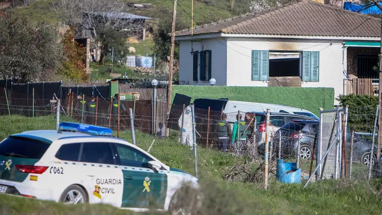 Agentes de la Guardia Civil realizan investigaciones en la vivienda donde han muerto tres personas durante un incendio, en El Molar, Madrid (España), a 9 de marzo de 2021. El 112 ha recibido un aviso de la Policía Local sobre las 12.30 horas de este marte - Ricardo Rubio - Europa Press
