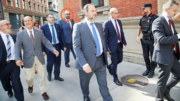 Koldo García acompaña a José Luis Ábalos al Parlamento de Navarra para asistir a la toma de posesión de María Chivite como presidenta del Gobierno de Navarra. IÑIGO ALZUGARAY / ARCHIVO