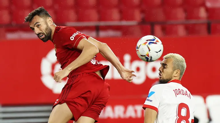 Enric Gallego ante el Sevilla en el Sánchez Pizjuán con la camiseta de Osasuna. Europa Press.