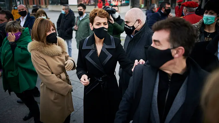 Autoridades acuden al acto de homenaje con motivo del Día Europeo de las víctimas del terrorismo en la plaza de Baluarte de Pamplona. PABLO LASAOSA