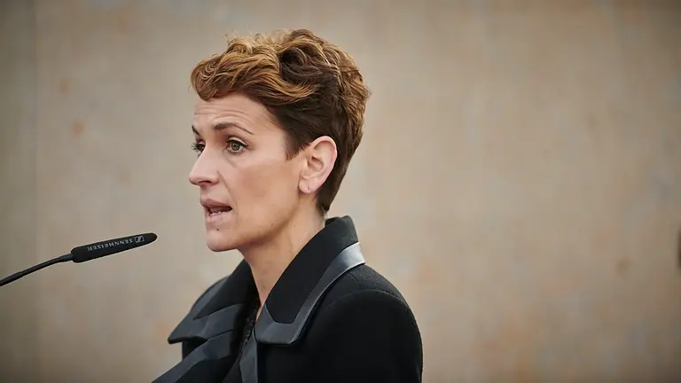 Autoridades acuden al acto de homenaje con motivo del Día Europeo de las víctimas del terrorismo en la plaza de Baluarte de Pamplona. PABLO LASAOSA