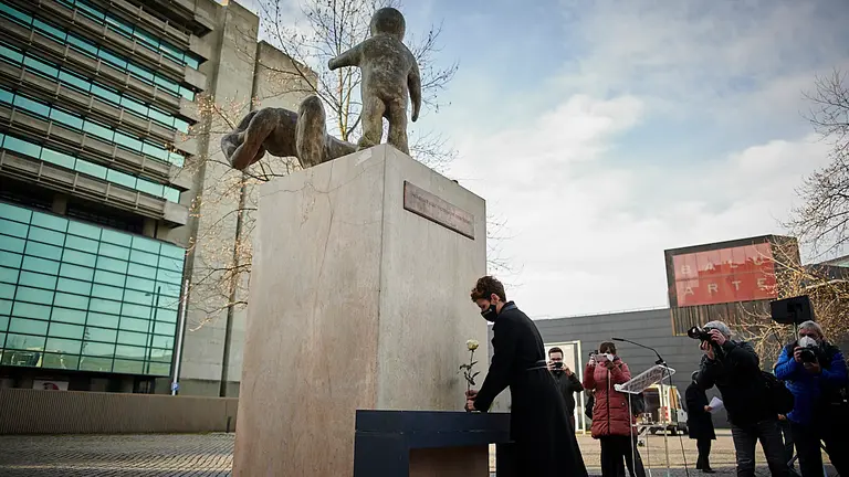 Autoridades acuden al acto de homenaje con motivo del Día Europeo de las víctimas del terrorismo en la plaza de Baluarte de Pamplona. PABLO LASAOSA