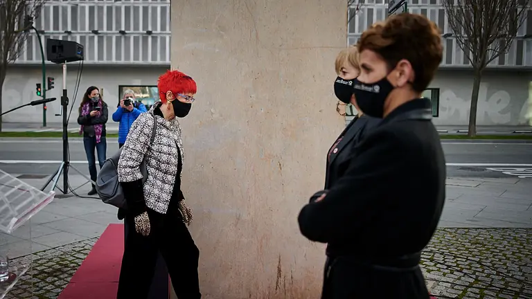 Autoridades acuden al acto de homenaje con motivo del Día Europeo de las víctimas del terrorismo en la plaza de Baluarte de Pamplona. PABLO LASAOSA