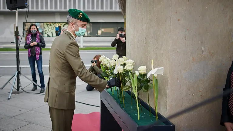 Autoridades acuden al acto de homenaje con motivo del Día Europeo de las víctimas del terrorismo en la plaza de Baluarte de Pamplona. PABLO LASAOSA