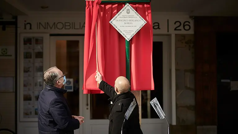 Colocación de las placas de asesinados por la banda terrotista ETA en Pamplona. PABLO LASAOSA