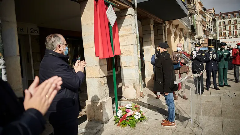 Colocación de las placas de asesinados por la banda terrotista ETA en Pamplona. PABLO LASAOSA