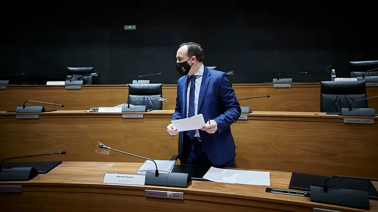 Javier Esparza, de Navarra Suma, en el hemiciclo. PABLO LASAOSA