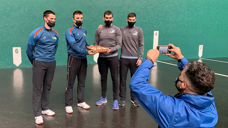 Los pelotaris Albisu, Peña, Ezkurdia y Galarza con el material elegido en el Labrit. Navarra.com