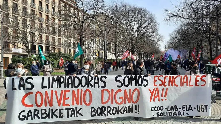 Movilización de trabajadoras de limpieza frente al Parlamento de Navarra. LAB
