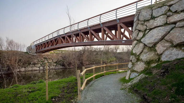Pasarela Jaizbidea en el Paseo Fluvial de la Comarca de Pampona. JESÚS CASO
