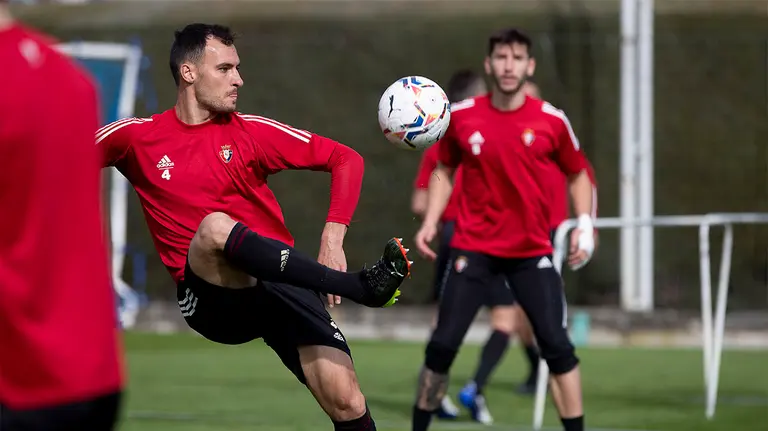 Entrenamiento en Tajonar con el defensa Unai García. CA Osasuna.