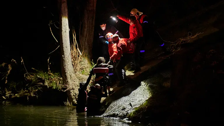 Rescate de una mujer caída al río Arga en el que han colabrado Policía Foral, Bomberos, Policía Municipal y Policía Nacional. PABLO LASAOSA