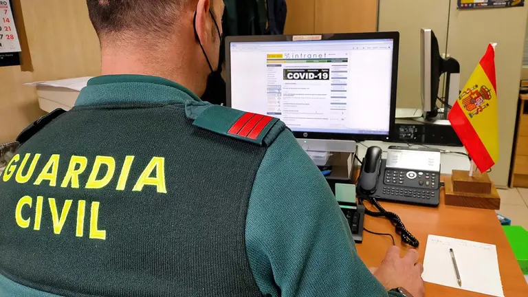 Un agente investiga en un ordenador con motivo del desarrollo de la Operación Veres. GUARDIA CIVIL