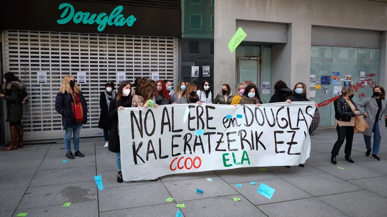 Concentración de trabajadores contra el ERE en Perfumerías Douglas. Frente a la tienda de Carlos III. MIGUEL OSÉS