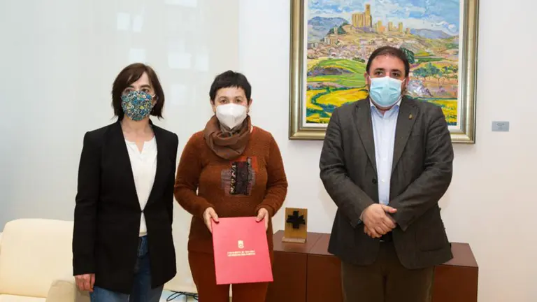 El presidente del Parlamento de Navarra, Unai Hualde, se rúne con las hermanas de Mikel Zabalza, Idoia y Lourdes. PARLAMENTO DE NAVARRA