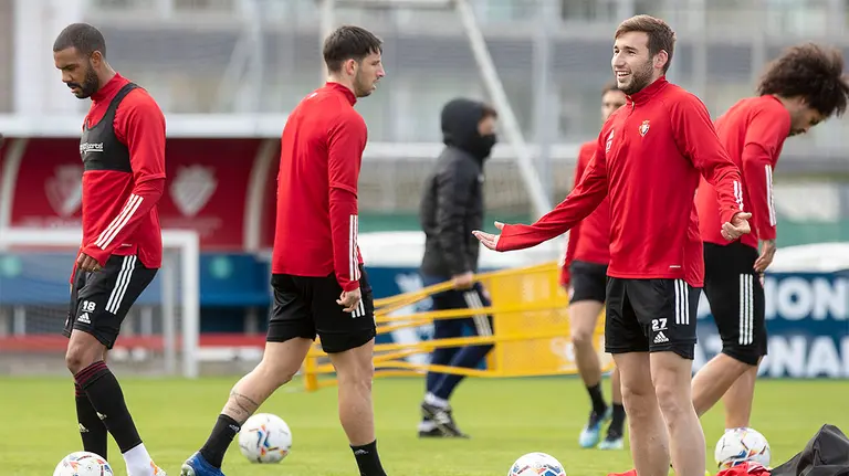 Jon Moncayola sonríe, a la derecha, junto a Ramalho y Calleri en un entrenamiento en Tajonar. CA Osasuna.
