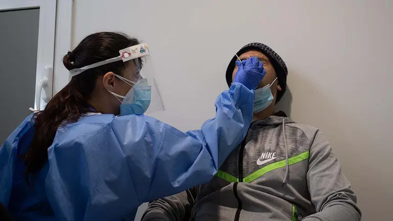 Un hombre se somete a una prueba PCR FOTO: David Zorrakino / Europa Press