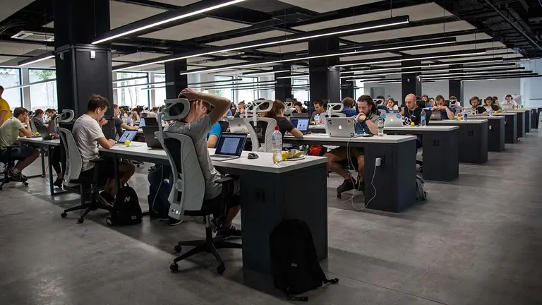 Varias personas trabajan en una oficina.