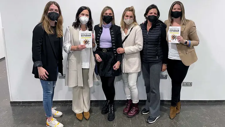 'Las autoras y la editora del libro 'Querer poder y saber estudiar', (empezando por la izquierda) María Oset, Olga Ibiricu, Rosana Díaz, Adriana Urra, Ana Marzo y Maite Itoiz'