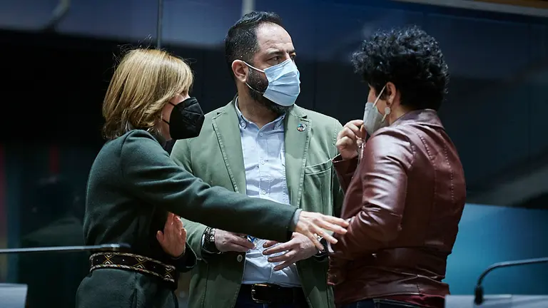 Uxue Barkos(i) habla con los socialistas Ramón Alzórriz e Inma Jurio. PABLO LASAOSA