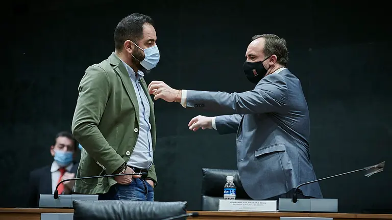 Ramón Alzórriz, del PSN junto a Javier Esparza(d) de Navarra Suma. PABLO LASAOSA