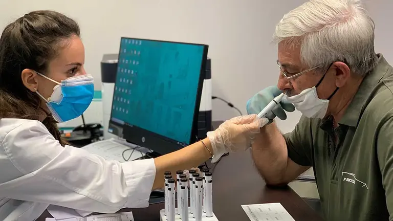 Una sanitaria diagnostica a un paciente con pérdida de olfato. ARCHIVO