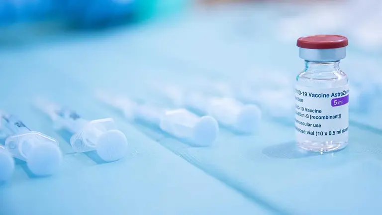 Un vial con la vacuna contra el coronavirus de AstraZeneca. ARCHIVO.