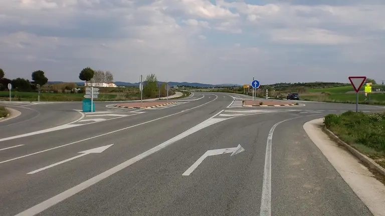 Actual Intersección de la variante de Allo, en el Kilómetro 12,260, con un diseño de glorieta partida que se transformará en una rotonda completa. - GOBIERNO DE NAVARRA