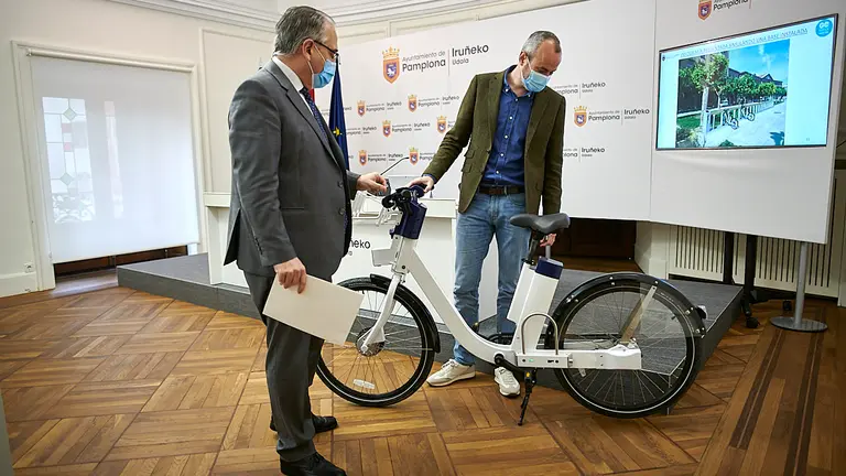 El alcalde de Pamplona, Enrique Maya, y el concejal delegado de Proyectos Estratégicos, Movilidad y Sostenibilidad, Fermín Alonso, presentan el nuevo sistema de bicicleta eléctrica municipal con el que Pamplona contará a partir del próximo otoño. PABLO LASAOSA
