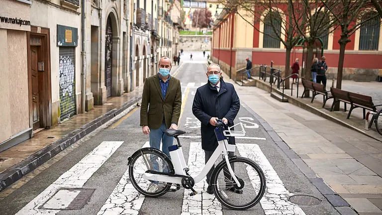 El alcalde de Pamplona, Enrique Maya, y el concejal delegado de Proyectos Estratégicos, Movilidad y Sostenibilidad, Fermín Alonso, presentan el nuevo sistema de bicicleta eléctrica municipal con el que Pamplona contará a partir del próximo otoño. PABLO LASAOSA