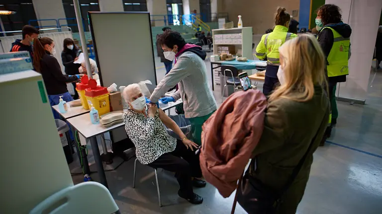 Comienza la vacunación contra el coronavirus en las instalaciones deportivas de la UPNA para mayores de 80 años. MIGUEL OSÉS
