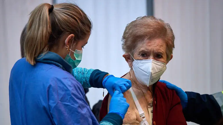 Comienza la vacunación contra el coronavirus en las instalaciones deportivas de la UPNA para mayores de 80 años. MIGUEL OSÉS