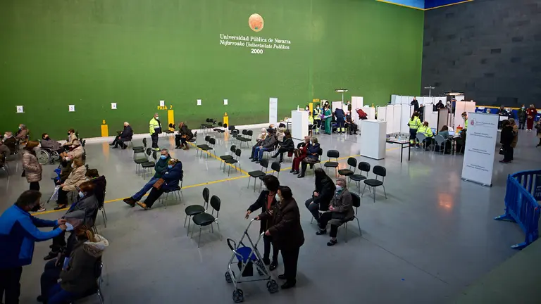 Comienza la vacunación contra el coronavirus en las instalaciones deportivas de la UPNA para mayores de 80 años. MIGUEL OSÉS