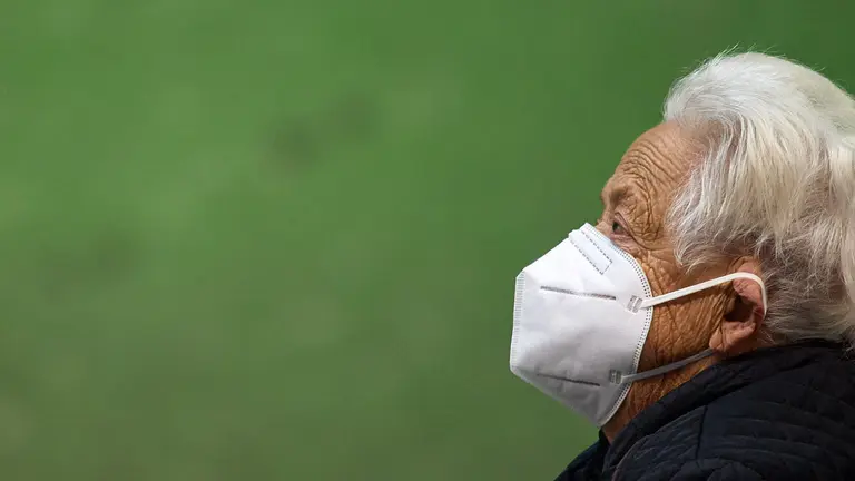 Comienza la vacunación contra el coronavirus en las instalaciones deportivas de la UPNA para mayores de 80 años. MIGUEL OSÉS