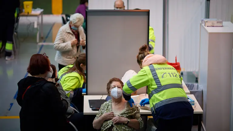 Comienza la vacunación contra el coronavirus en las instalaciones deportivas de la UPNA para mayores de 80 años. MIGUEL OSÉS
