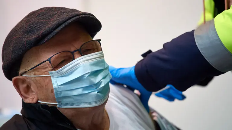 Comienza la vacunación contra el coronavirus en las instalaciones deportivas de la UPNA para mayores de 80 años. MIGUEL OSÉS