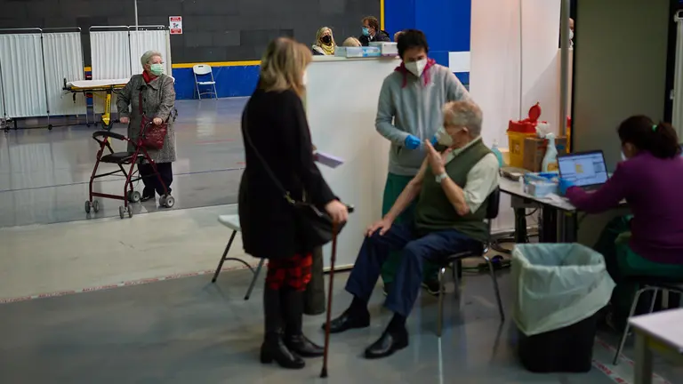 Comienza la vacunación contra el coronavirus en las instalaciones deportivas de la UPNA para mayores de 80 años. MIGUEL OSÉS