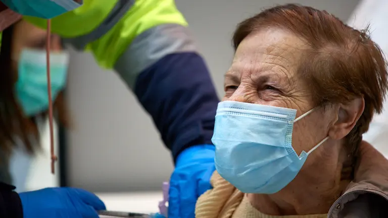 Comienza la vacunación contra el coronavirus en las instalaciones deportivas de la UPNA para mayores de 80 años. MIGUEL OSÉS