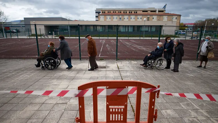 Comienza la vacunación contra el coronavirus en las instalaciones deportivas de la UPNA para mayores de 80 años. MIGUEL OSÉS